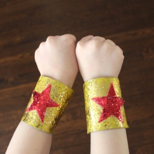 disfraz de superhéroe - accesorios para las muñecas
