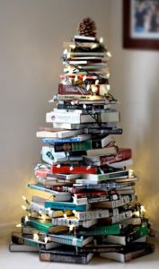 arbolito de navidad con material reciclado - con libros