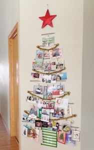 arbolito de navidad con material reciclado - con tarjetas y fotos