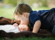 Estrechando lazos entre el bebé recién nacido y su hermanito