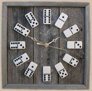 Reloj con un juego de dominó